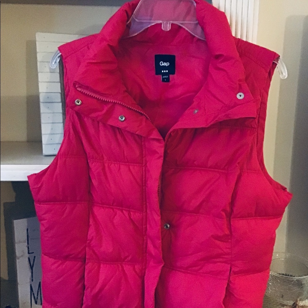 Gap sleeveless puffer jacket
